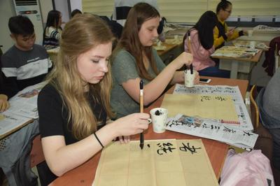 國際學(xué)院組織留學(xué)生學(xué)寫中國書法